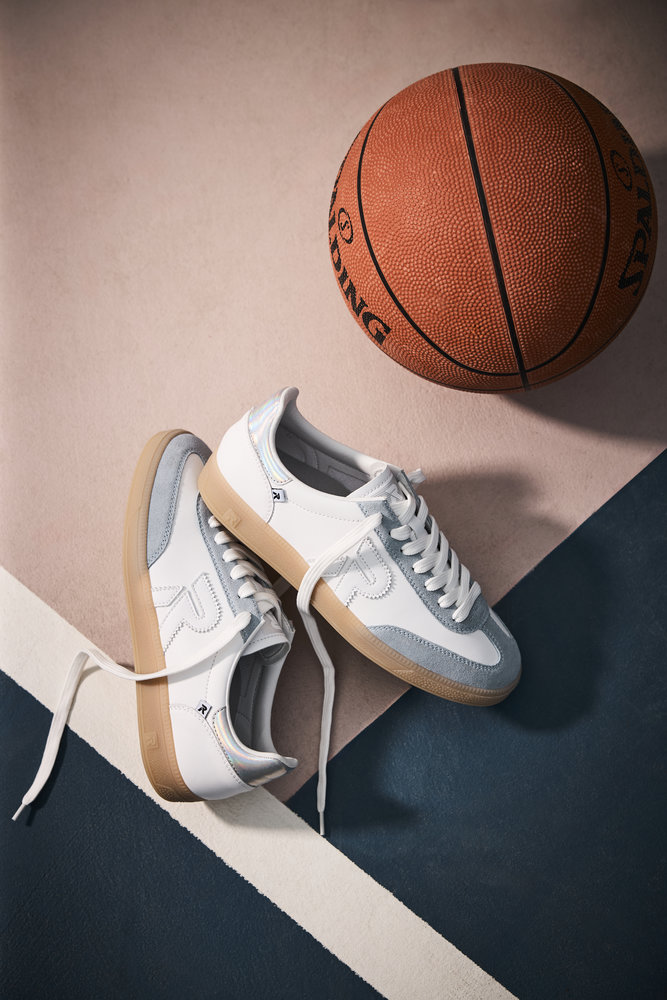 RIEKER Damen Retro Sneaker weiß hellblau W2200-84 Hochformat auf einem Basketballfeld