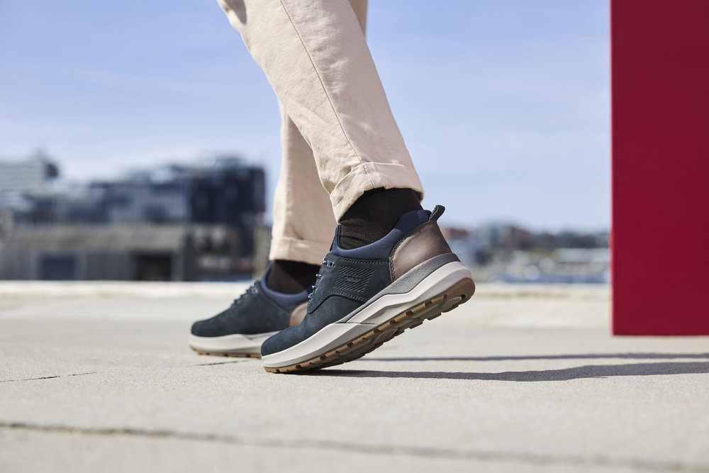 RIEKER Herren Sneaker Slipper blau 06050-14 angezogen zu beiger Jeans