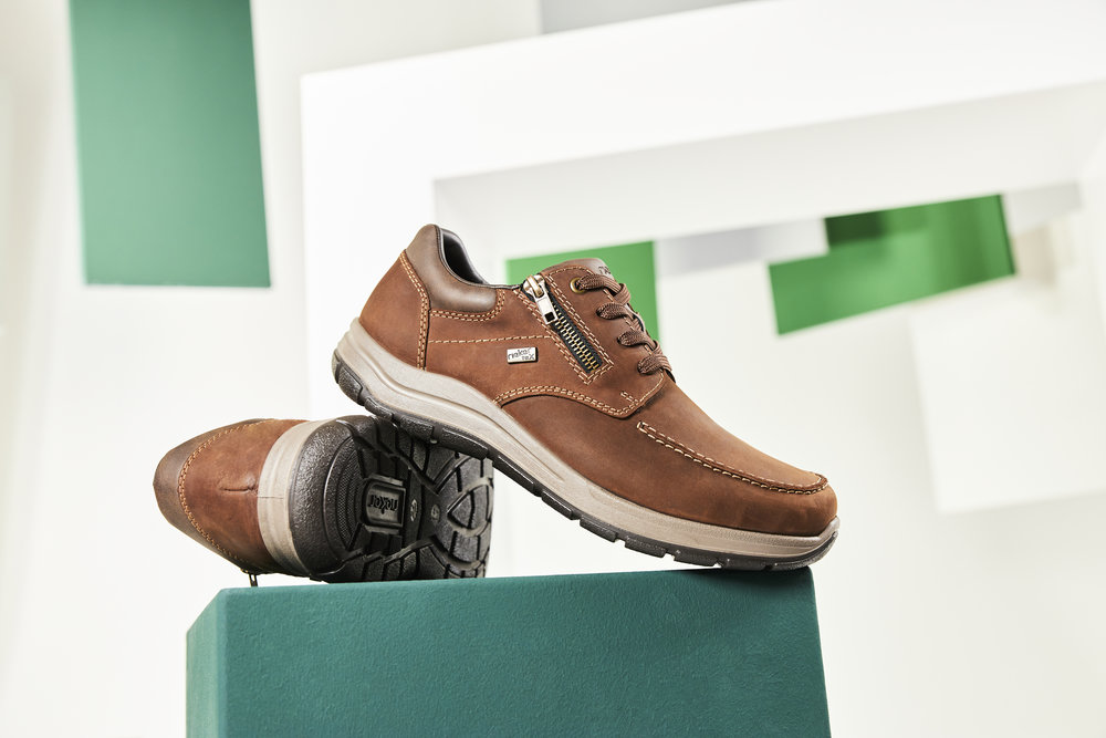 Rieker Herren Halbschuhe 03601 in Braun auf einem grünen Würfel stehend