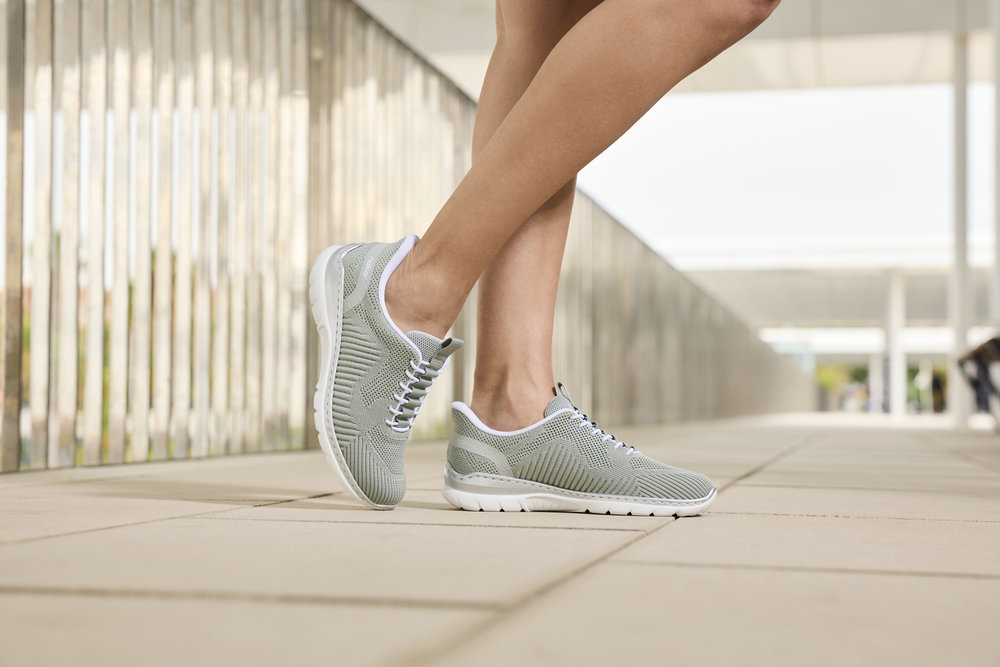 Rieker Sneaker Damen in Grün L3262-52 angezogen