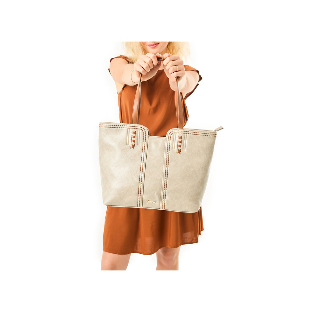 Rieker Damen Handtasche H1711 in Beige-Grau, gehalten von einem Modell in einem Kleid