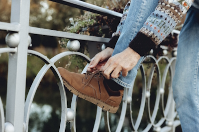 Rieker Herrenhalbschuh braun an Zaun