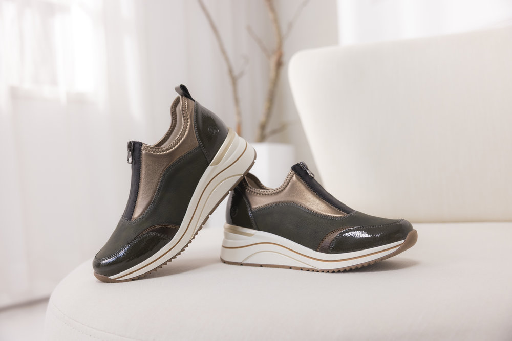 REMONTE Damen Sneaker grün gold D0T08-54 vegan auf weißem Regal