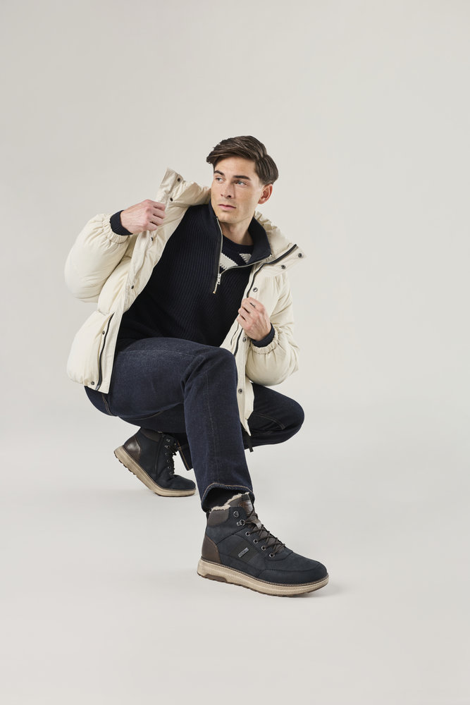 Rieker Herren Stiefelette B5546-14 getragen von Modell mit heller Jacke