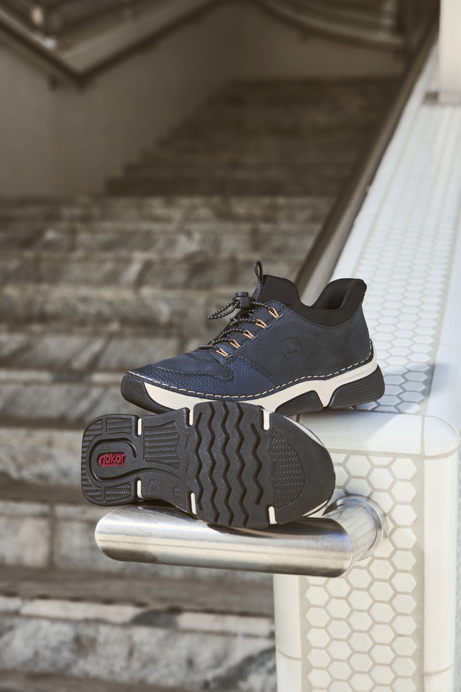 Rieker Damen Sneaker 45963-14 in Blau auf einer Treppe