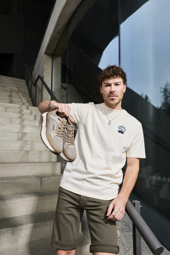 RIEKER Herren Sport Sneaker beige braun 06101-64 Gel-Einlage Mann mit T-Shirt