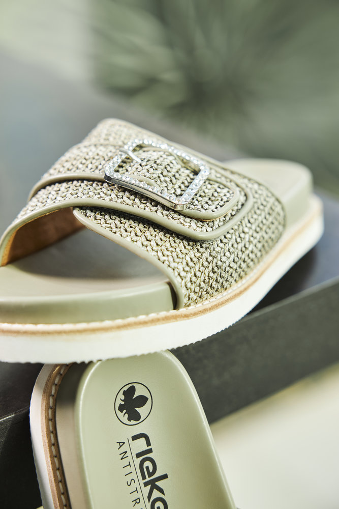Rieker V9582-52 Damen Pantolette vor grünem Hintergrund