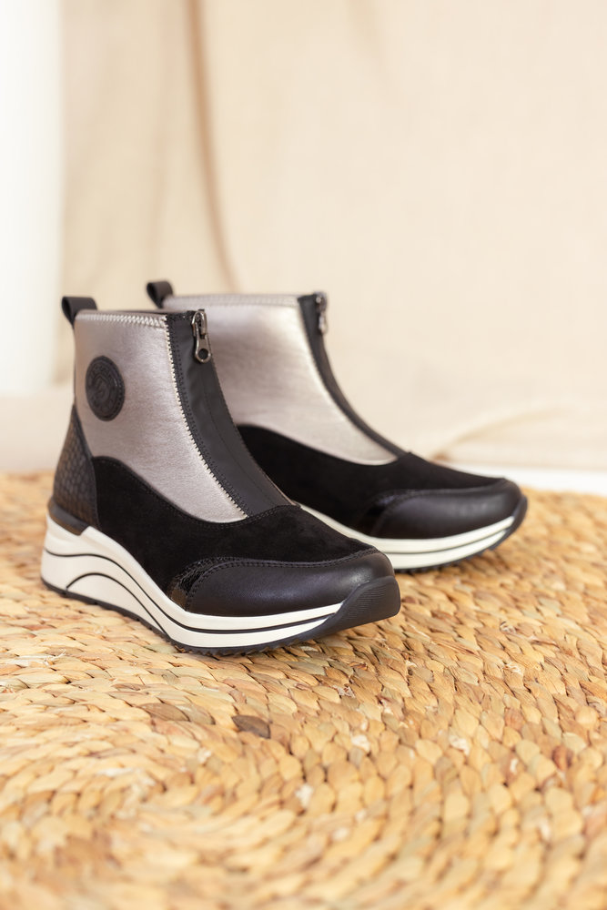 Remonte Damen Stiefelette D0T78-03 auf Sisalteppich